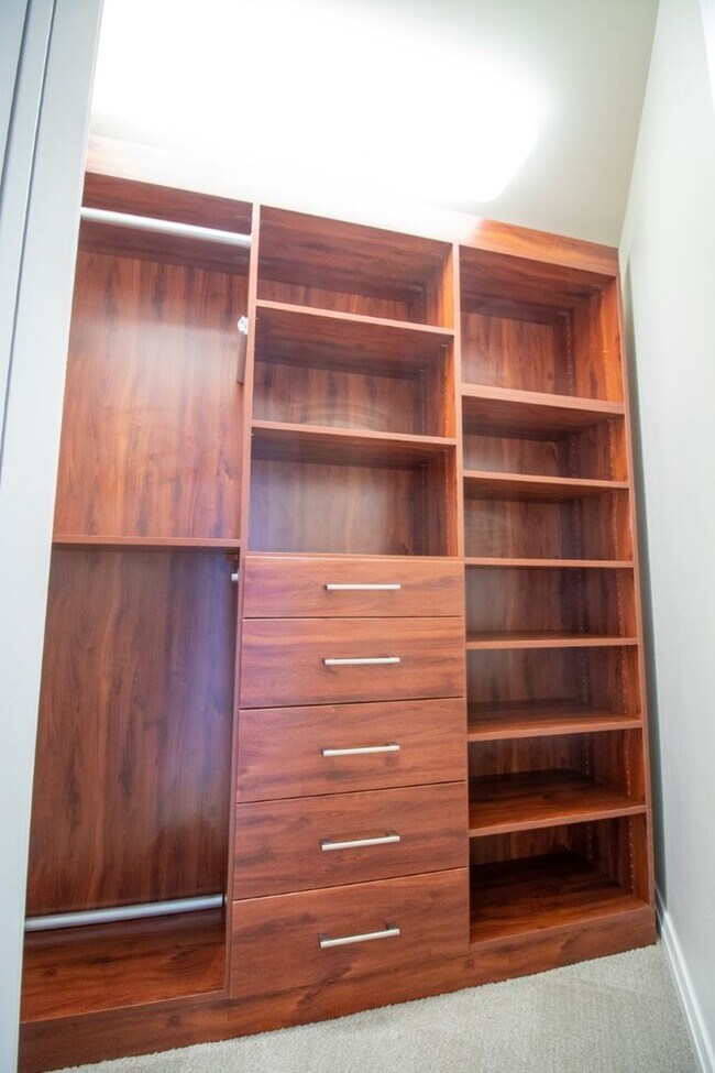 Building Photo - 1bd/1.5ba Bellevue Condo