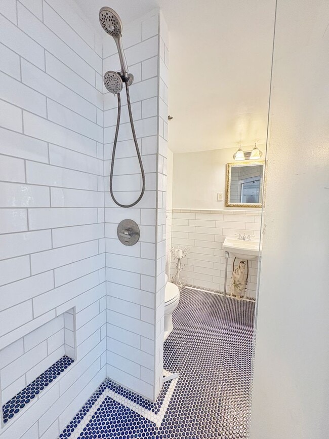 Building Photo - *** Move in special, 50% off first month's...