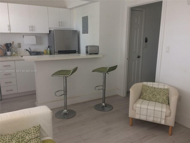 Building Photo - 1014 Salzedo St