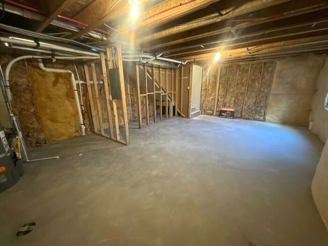 Building Photo - 2 bedroom 2 1/2 bath 2 car garage small do...