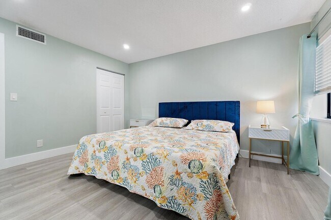 Building Photo - 1605 S US Hwy 1