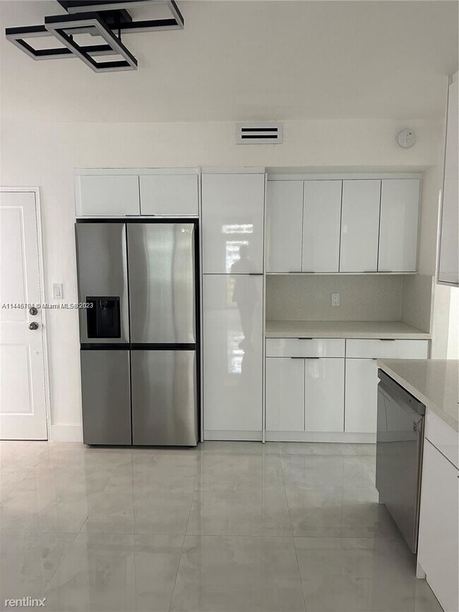 Building Photo - 2 br, 2.5 bath House - 10185 Collins Ave A...