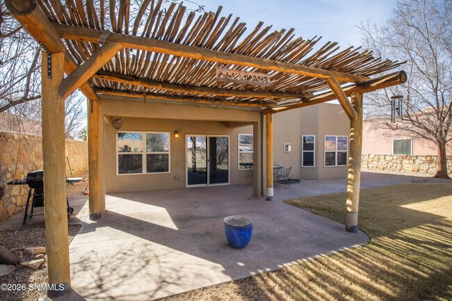 Building Photo - 4032 Cll De Estrellas