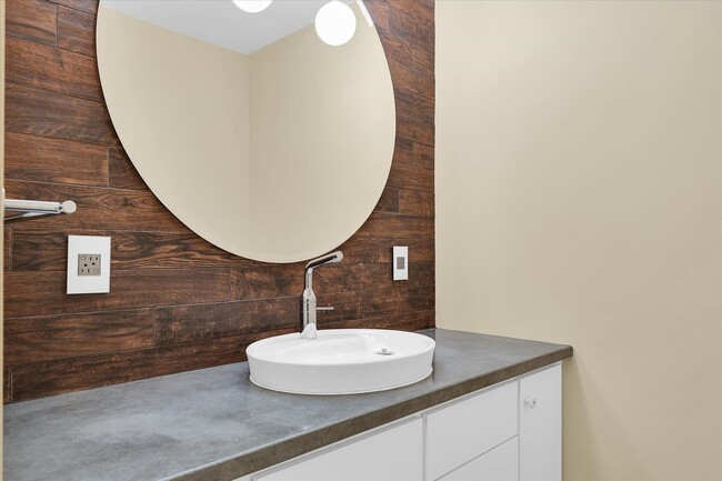 Building Photo - 3,400 SQFT CONDO IN DOWNTOWN CHAMPAIGN W/ ...