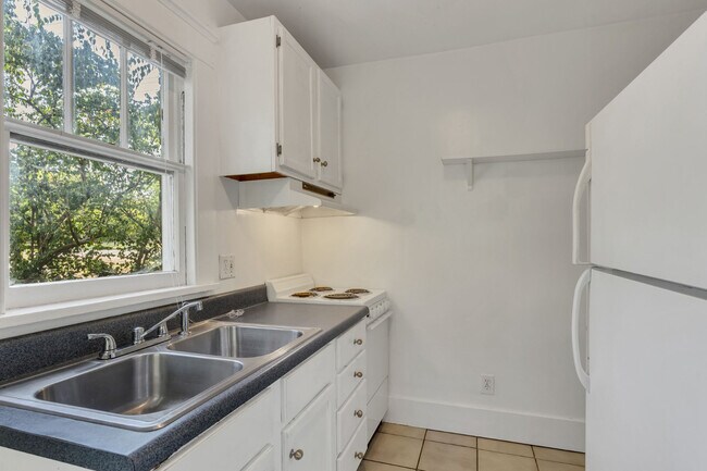Building Photo - Charming Sylvan Park Shotgun Apartment in a Darling Triplex!