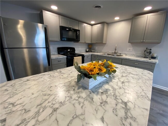 Building Photo - 233 W Commercial St