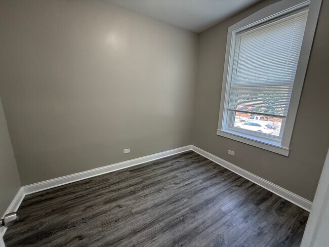 Building Photo - 5319 W Fullerton Ave