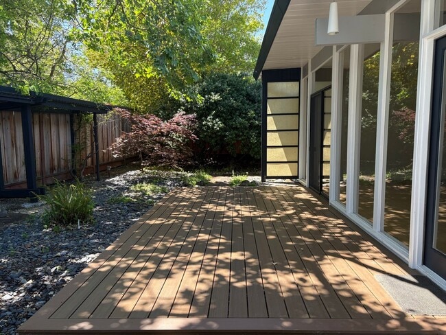 Building Photo - Lovingly Maintained 3 Bed, 2 Bath Home in the Circles