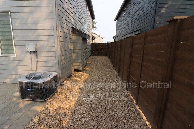 Building Photo - 61581 SE Lorenzo Dr
