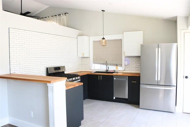 Building Photo - 1111 Blue Fox Dr