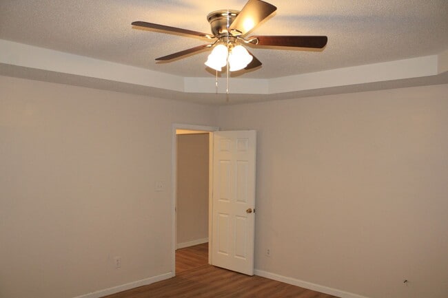 Building Photo - 3 Bedroom 2 Bath W/Bonus South Augusta!