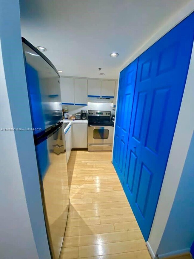 Building Photo - 540 Brickell Key Dr