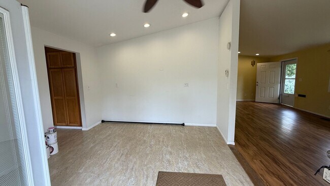 Building Photo - Charming 3-Bed 2bath Single-Level Home in ...