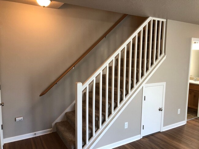 Building Photo - Newer 4 bed 2.5 bath duplex