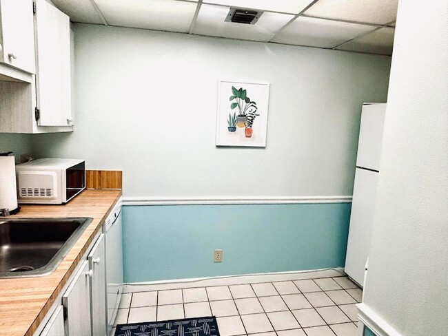 Building Photo - 1805 Fairview Villas Dr