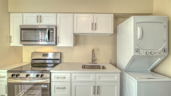 Building Photo - 705 N Dudley Ave