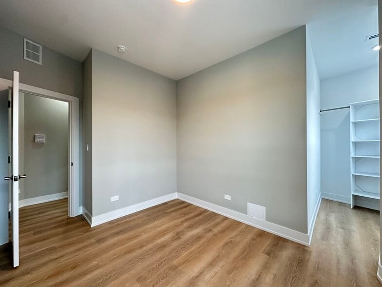 Building Photo - 443 W Belden Ave