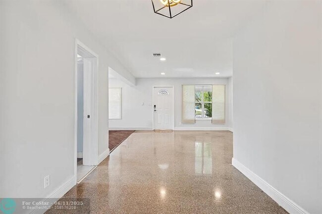 Building Photo - 530 NE 46th St