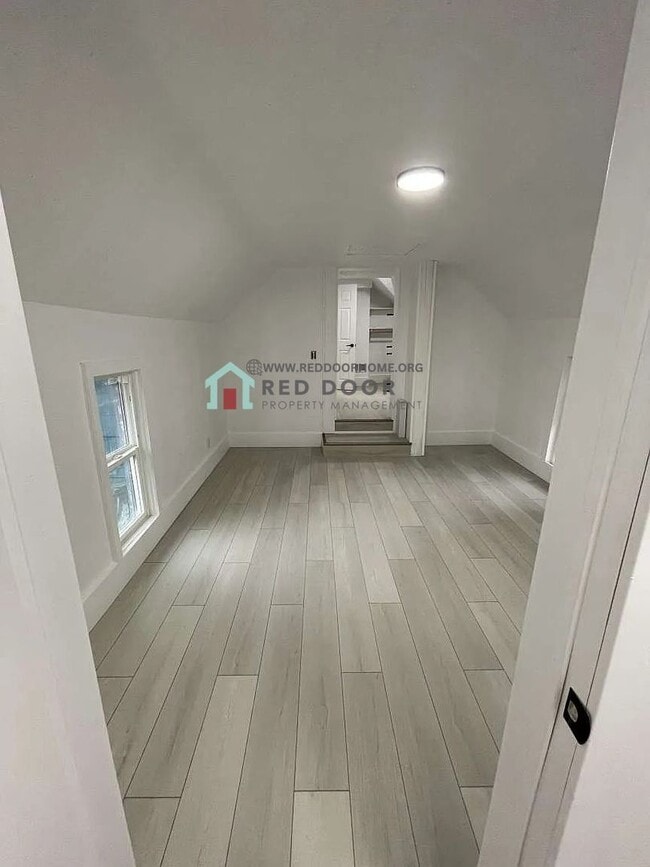 Building Photo - Beautifully Remodeled 3 Bed, 2 Bath Home – Pet Friendly!