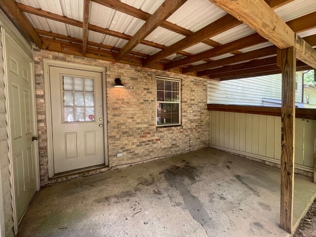 Building Photo - Beautiful 2-Bedroom Townhome in a Prime Location!