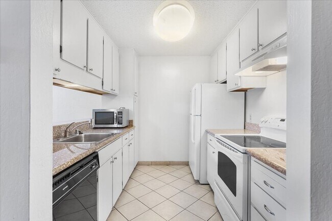 Building Photo - 2101 Shoreline Dr