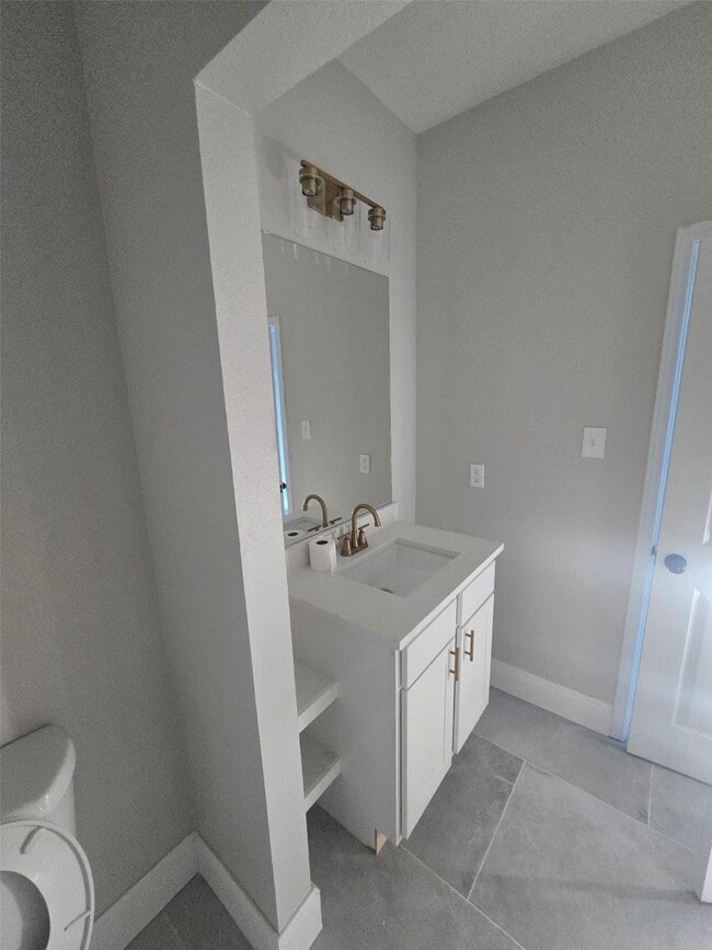 Building Photo - 2207 Des Chaumes St