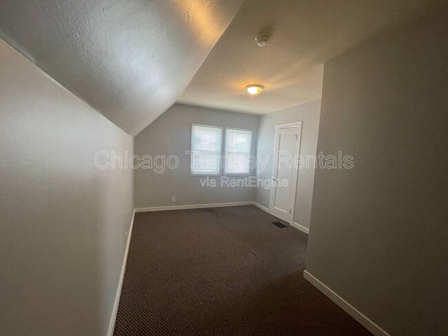 Building Photo - 494 Greenbay Ave