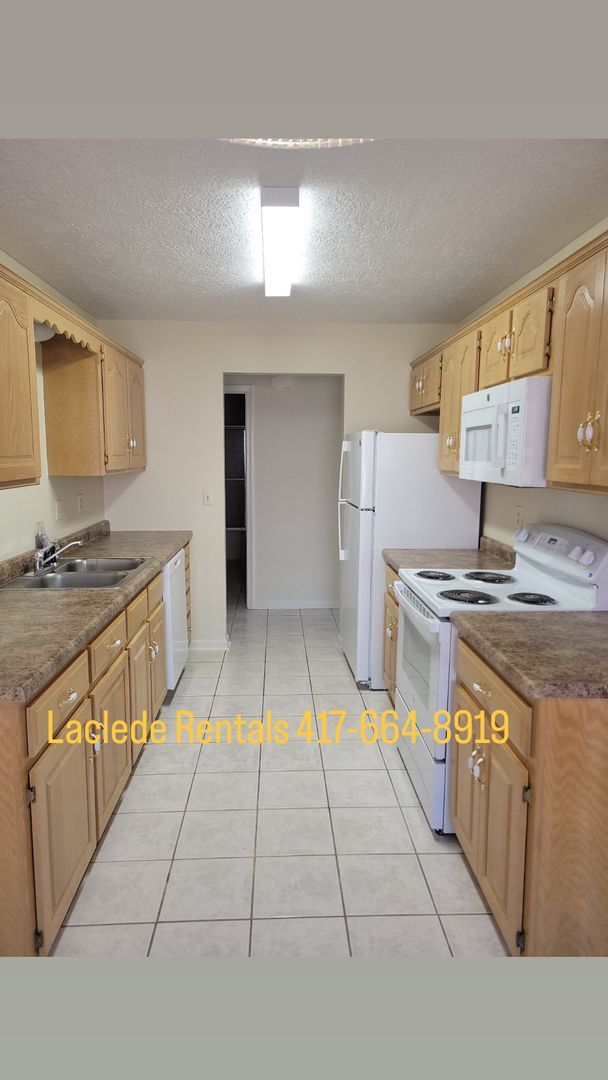 Building Photo - 2 Bedroom 2 Bathroom Duplex " February Spe...