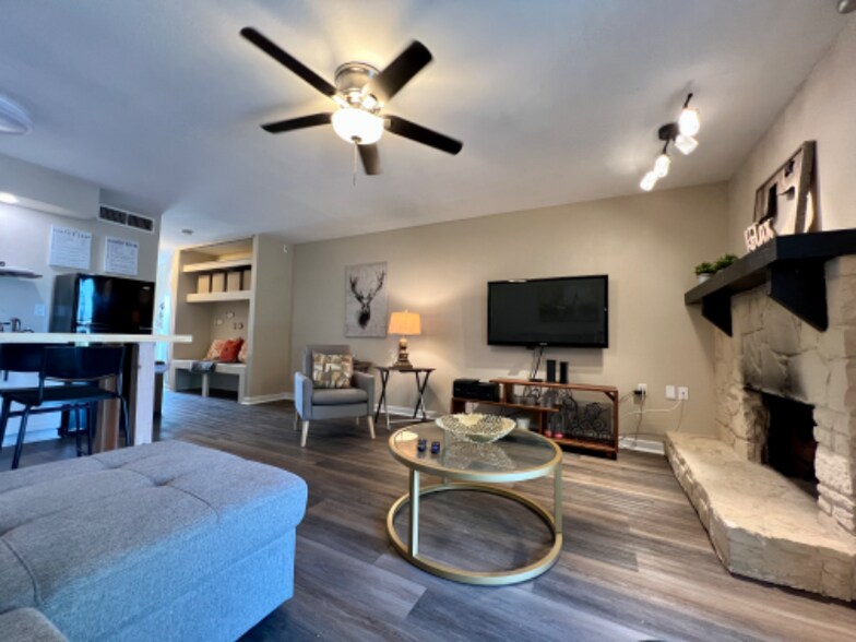 Building Photo - 1581 Parkview Dr