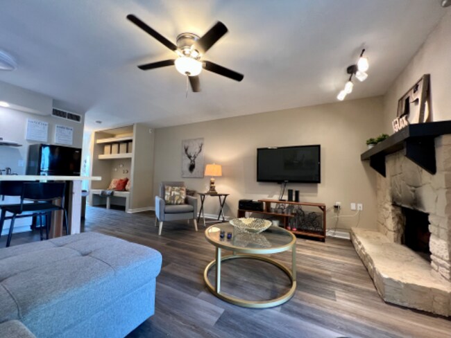 Building Photo - 1581 Parkview Dr