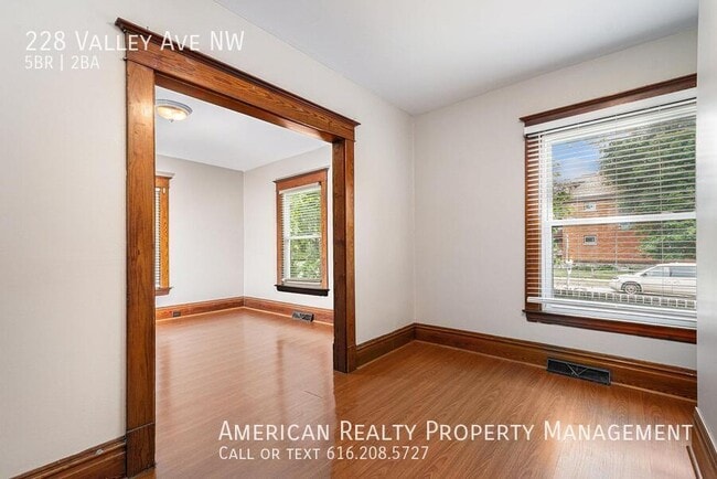Building Photo - 228 Valley Ave NW