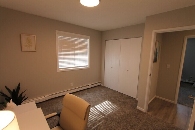Building Photo - Spacious first floor one bedroom with mode...