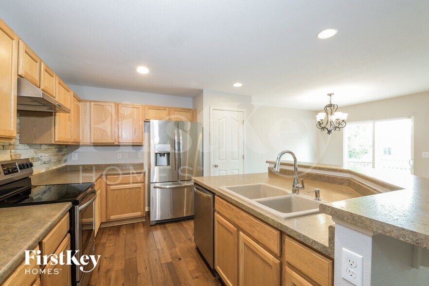 Building Photo - 800 Lonewolf Cir