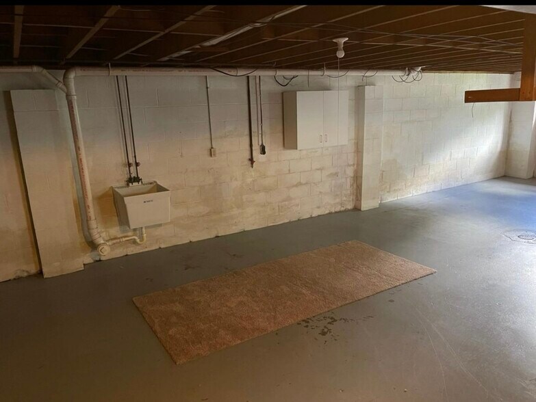 Building Photo - 5203 W Ridge Rd