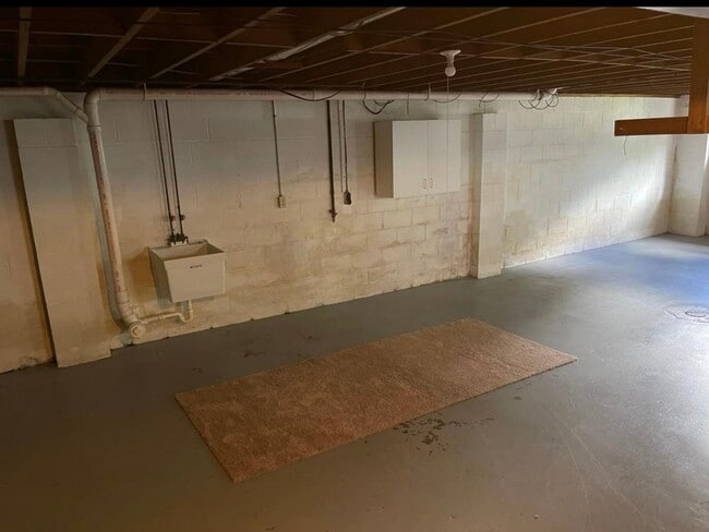 Building Photo - 5203 W Ridge Rd