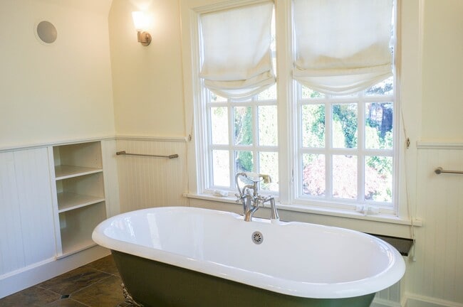 Building Photo - Dream Home in the Southwest Hills! Your Pa...