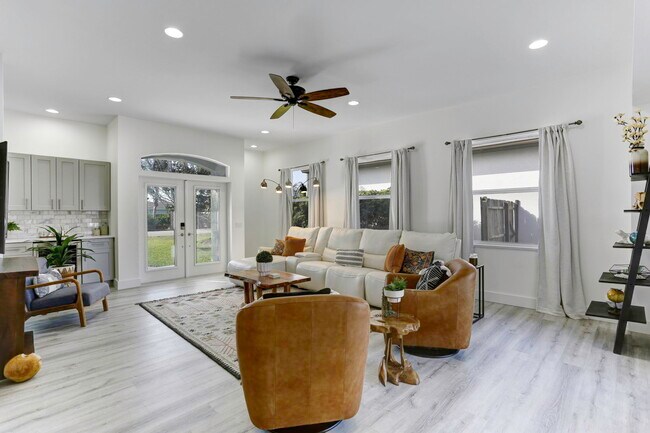 Building Photo - 10842 Vanderbilt Dr
