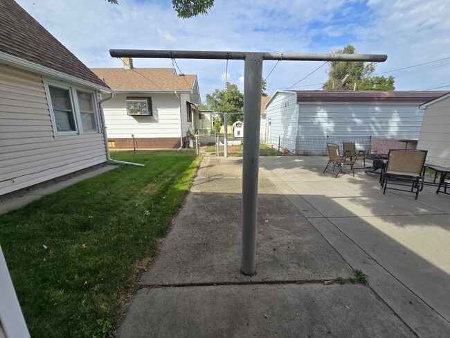 Building Photo - 4 bed, 1 bath House with 1 car garage