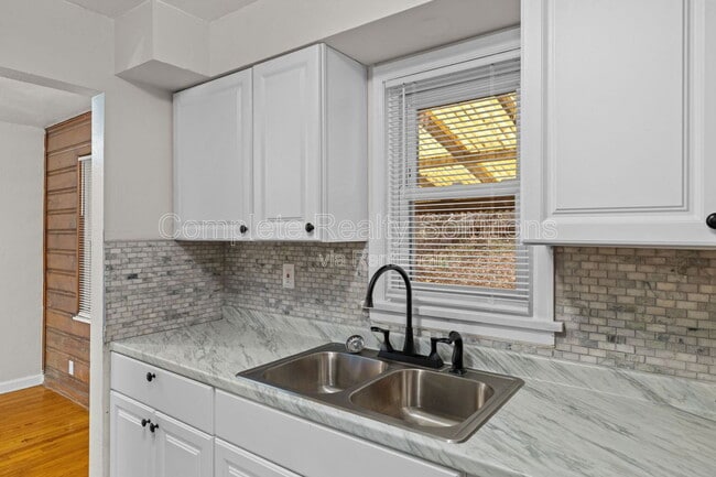 Building Photo - 375 Adrian Dr