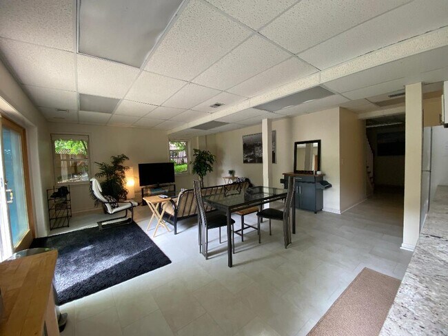 Building Photo - 5102 Warren Plz NW