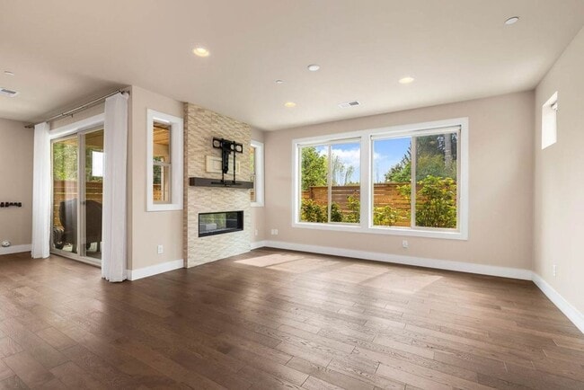 Building Photo - Beautiful Home in Kirkland with 2-Car Garage and Outdoor Patio!