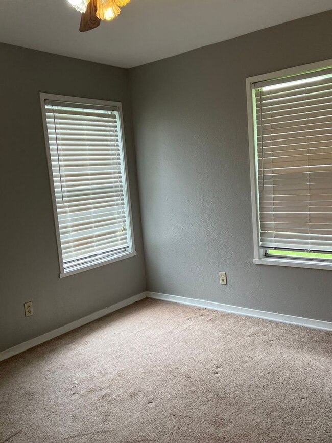 Building Photo - 3 Bedroom, 1 Bath