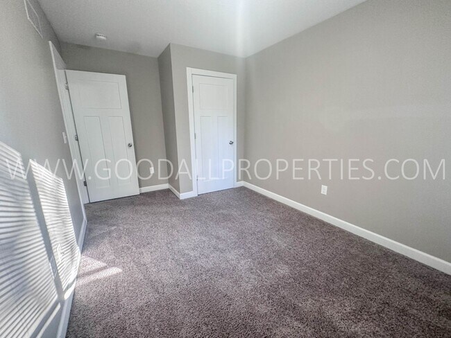 Building Photo - Rent Special $995 for the first 3 months of the lease!! 1.5-bath townhome in Van Meter, complete ...