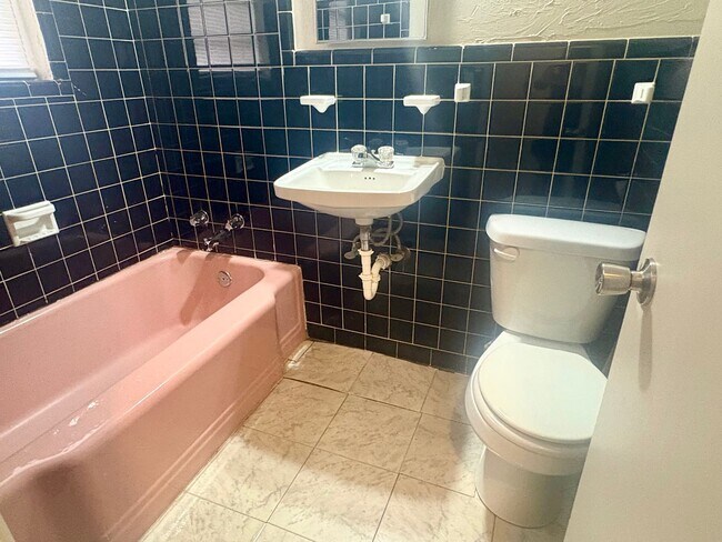 Building Photo - Three bedroom home in NW OKC