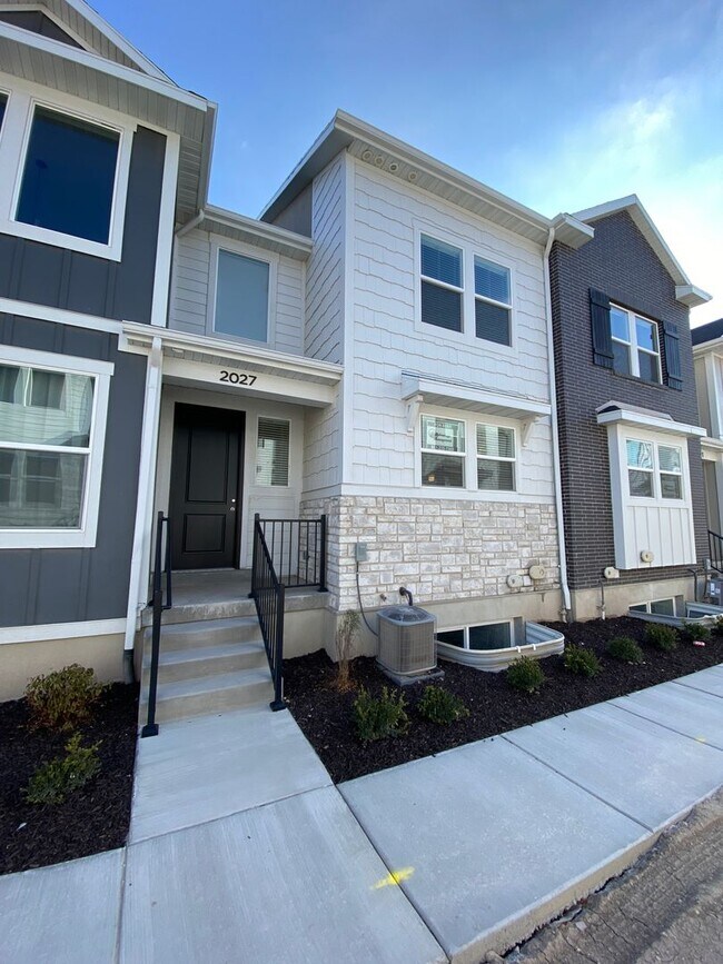 Building Photo - Beautiful Willow Point Townhome