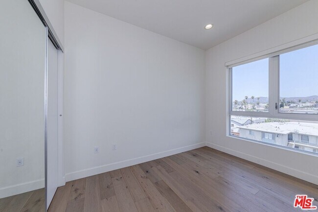 Building Photo - 105 S Mariposa Ave