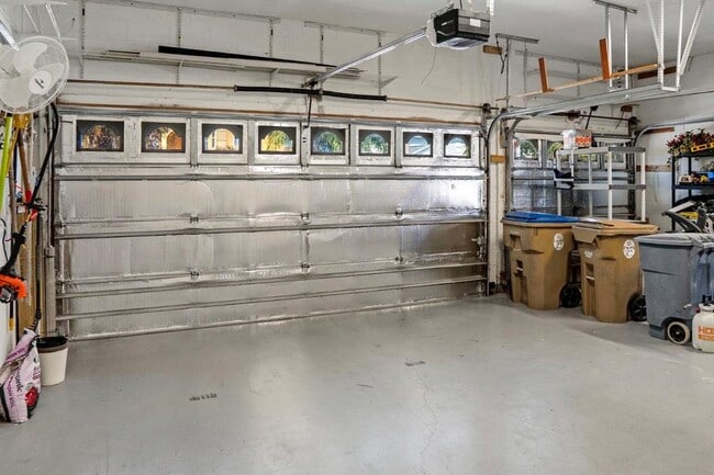 Building Photo - 215 Strathmore Cir