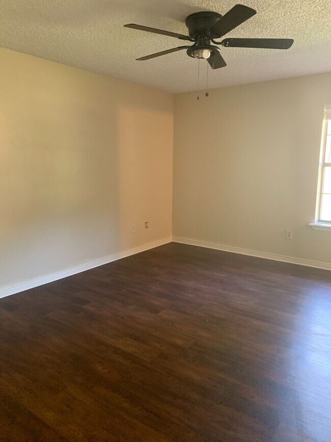 Building Photo - 2/1.5 Fenced yard, pet friendly, PHISD