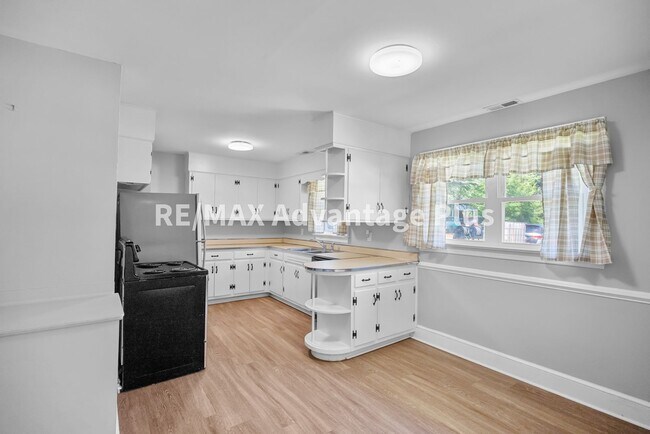 Building Photo - 1508 Noblin Dr