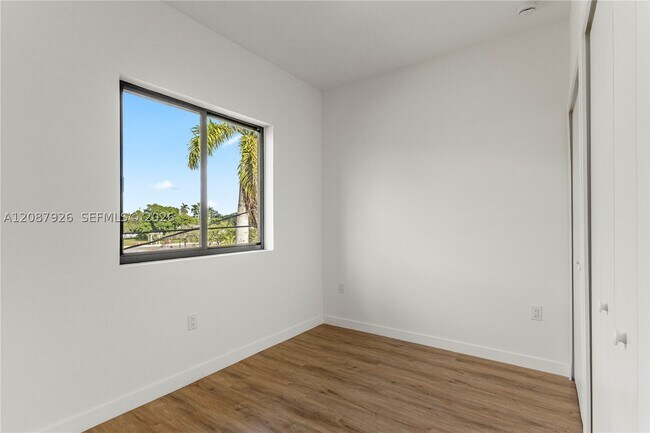 Building Photo - 401 W Palm Dr